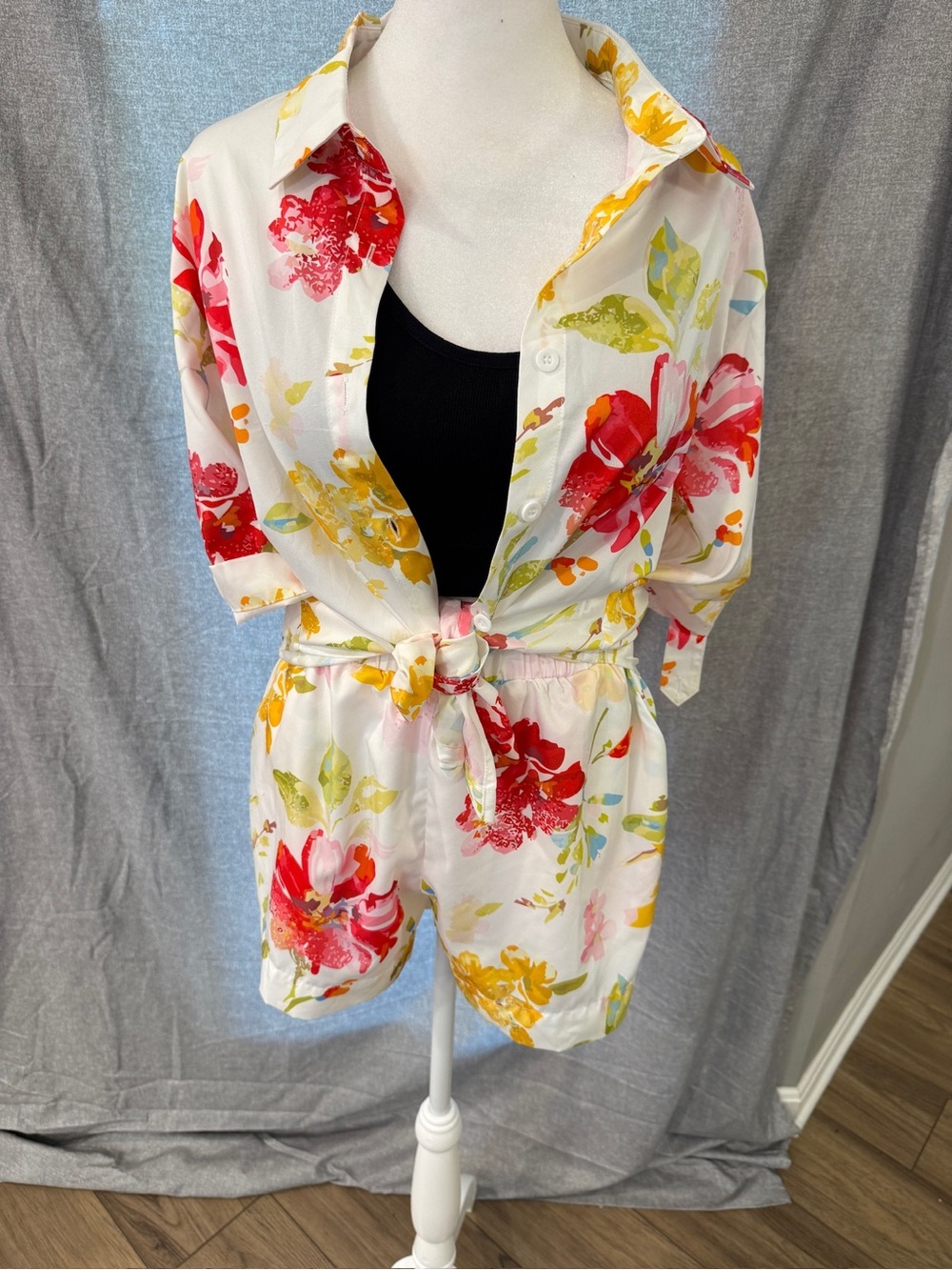 NWOT Women’s Floral 2 Piece Set Size Small Collared Batwing Shirt & Shorts Beach